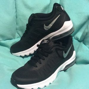 Nike size 5 black and white sneaker